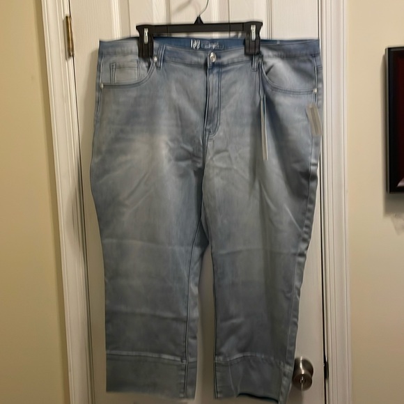 DG2 Stretch Lightwash Capris with Double Stylish Hem 20W - Picture 1 of 7